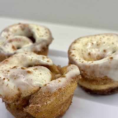 Cinnamon Roll Cruffins 