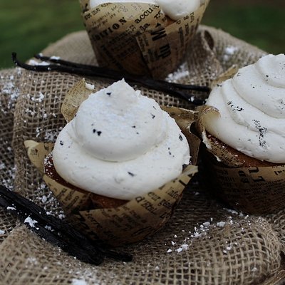 Brown Butter Vanilla Bean Cupcakes 1/2 Dozen