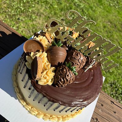 Reese’s Cake 8in Triple W/Chocolate Covered Strawberries