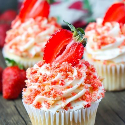 Strawberry Crunch Cupcakes 