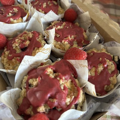 Vanilla Or Chocolate Cake Muffins with Seasonal Fruit