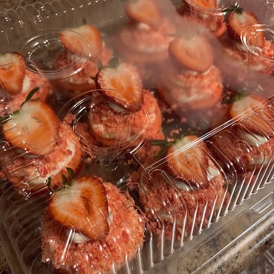 Strawberry Crunch Cupcakes 