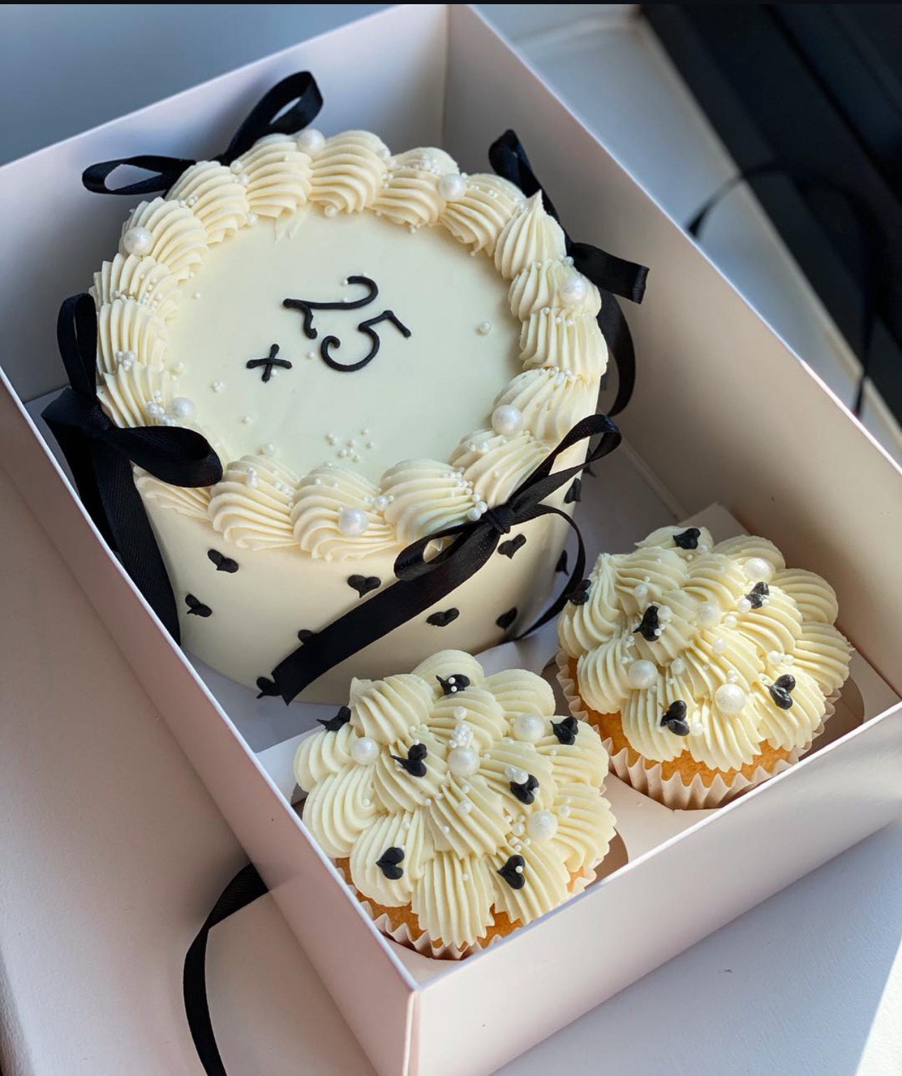 Bento Cake + 2 Cupcakes (for 8-10pp)