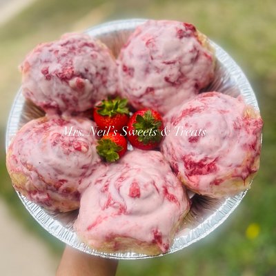 Strawberry Cinnamon Rolls (5 Count)