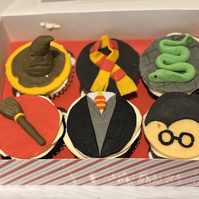 6 Cupcakes With Fondant Toppers 