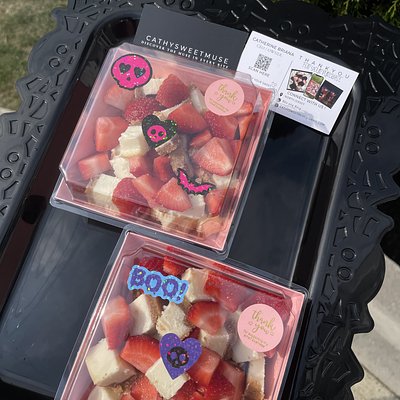 Chopped strawberries & cheesecake tray 