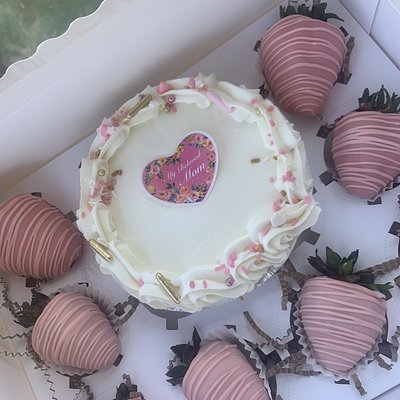 Mini Cake/Strawberries Gift Box