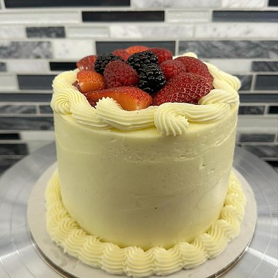  Vanilla Cake With Berrries