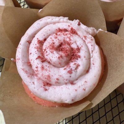 strawberry w/ strawberry buttercream 🍓🧁