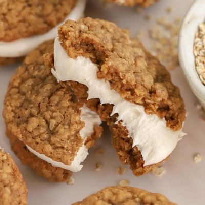 Oatmeal Creampie cookie