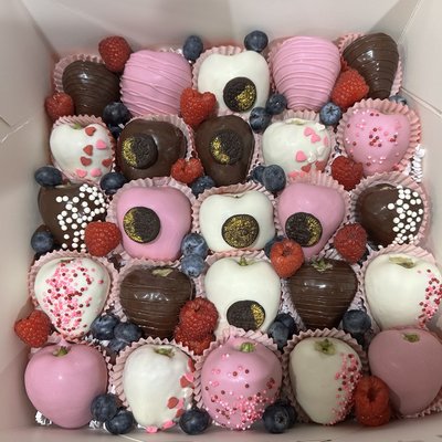 Berry Box (Includes: 24 Strawberries, Blueberries, Raspberries and Oreos)
