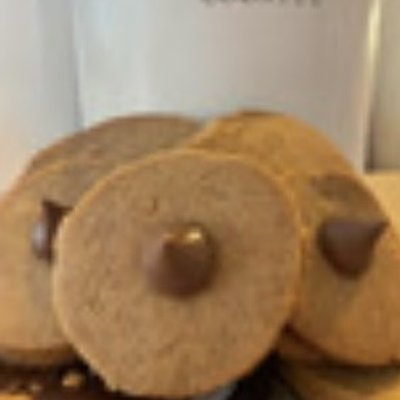 12 Holiday Peanut Butter Kiss