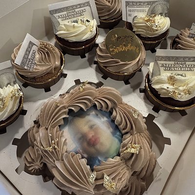 Round Bento Cake & 8 Cupcakes 