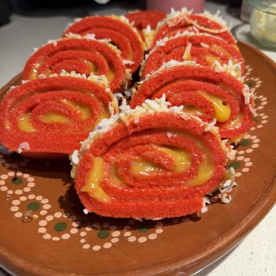Strawberry Passion Fruit Niño Envuelto (8 Slices Per Cake) 