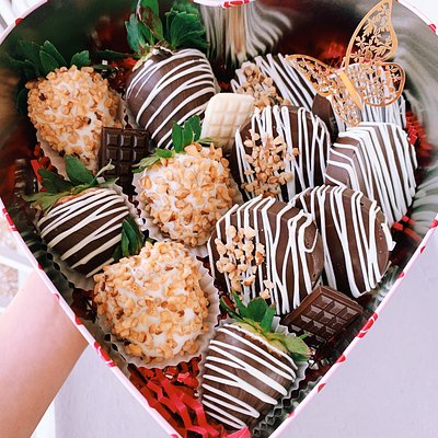 Chocolate Strawberries And Chocolate Sandwich Cookies