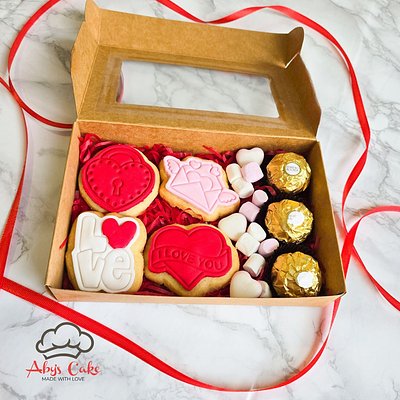 Box Of 4 Valentine's Cookies + 3 Chocolate 