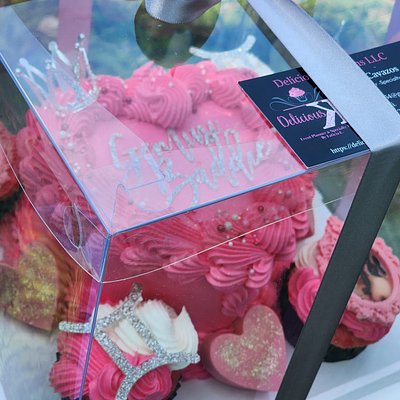 Mini Cake With 4 Cupcakes