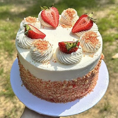Strawberry Crunch Cake 