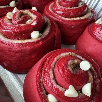 6PK Stuffed Red Velvet Cinnamon Rolls