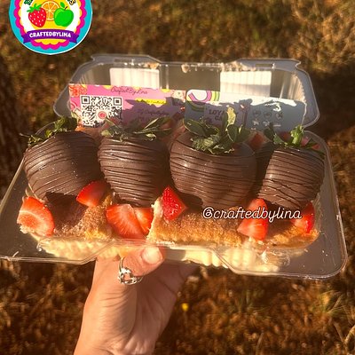 Medium Churro Cheesecake + 4 Chocolate Berries