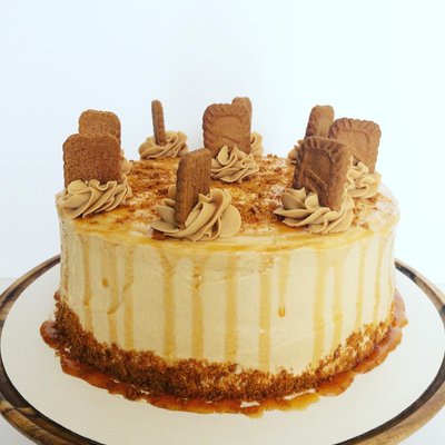 Biscoff Cake With Caramel Drizzle 