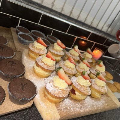 Mini Victoria Sponges (Box of 6)