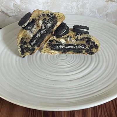 Jumbo Oreo Stuffed Cookie
