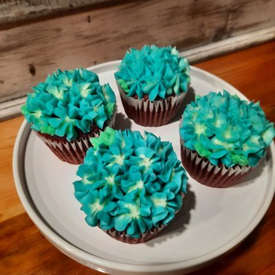 Jumbo Cupcakes (Muffin Size Filling In Center)