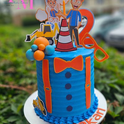 6in Cake W/ Dozen Cupcakes 