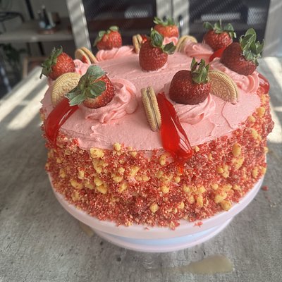 Strawberry Cheesecake Crunch Cake