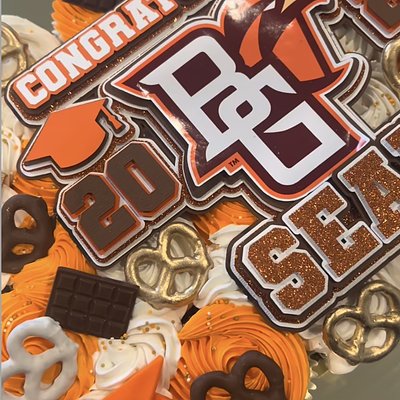 Graduation Cupcake Cake -(2 Dozen)