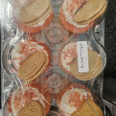 Strawberry Crumble Cupcakes 
