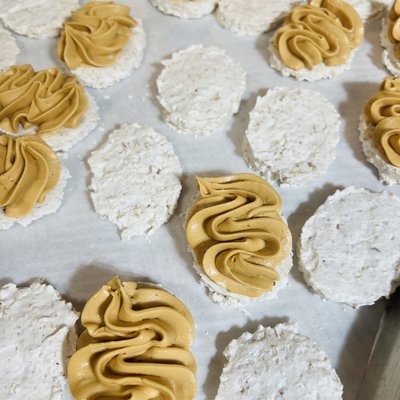 LASKONKY GF Meringue Coconut Cookies With Caramel Cream 