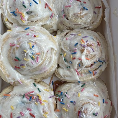 Birthday Cake Cinnamon Roll (4 Rolls)