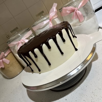 Chocolate Cake 🍫 8” 2-Layer • Serves 16-20