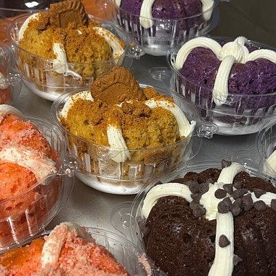 Mini Bundt Assortment: 12 Cakes In assorted flavors of your choosing.  Flavors available: Ube, Chocolate, Lemon, Strawberry-Guava, Peanut Butter-Chocolate, & Cookie Butter. 