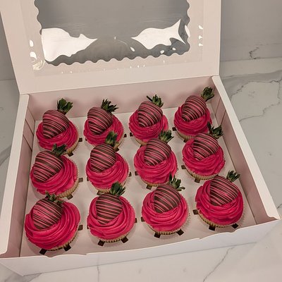 Cupcakes With Chocolate-Covered Strawberries (12)