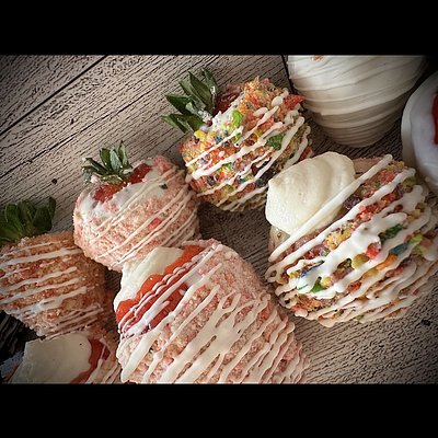 Chocolate Creme Filled Strawberries W/ Toppings (12)