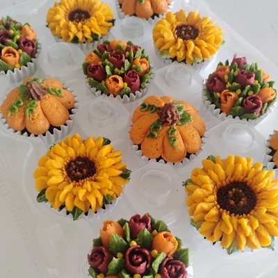 12 Autumn Floral Cupcakes