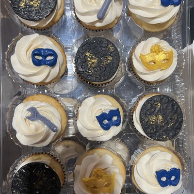 Cupcakes with fondant toppers 