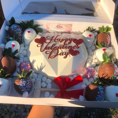Breakable Heart + 12 Strawberries 