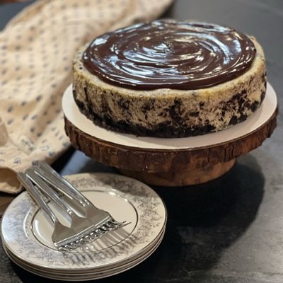 9” Oreo Cheesecake With Chocolate Sauce 