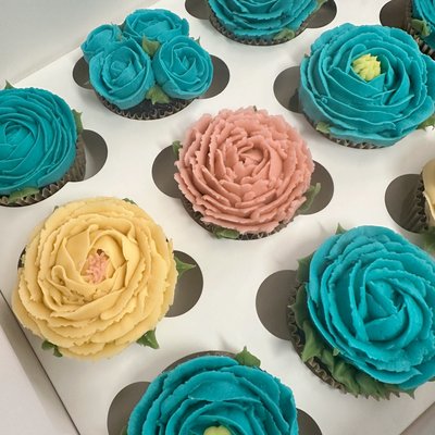     Signature Floral Cupcakes 12 Pack 