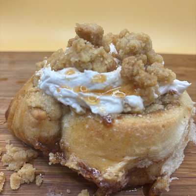 Peach Cobbler Cinnamon Roll (4 Count)