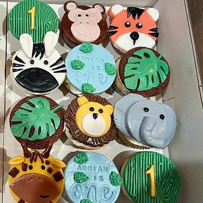 Cupcakes with fondant toppers 