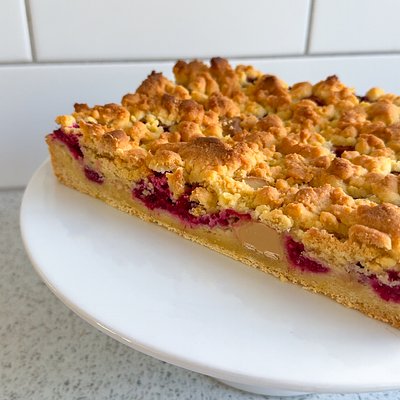 Raspberry & Caramilk Crumble Slice 🍓🍪