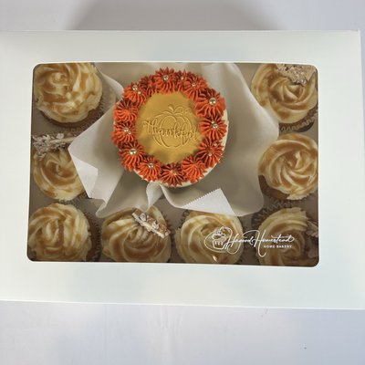 4” Mini Cake + 8 Cupcakes