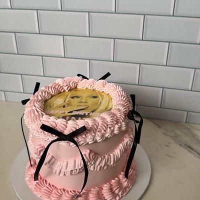 The Crumb Cutie 6” (Serves 12-15)