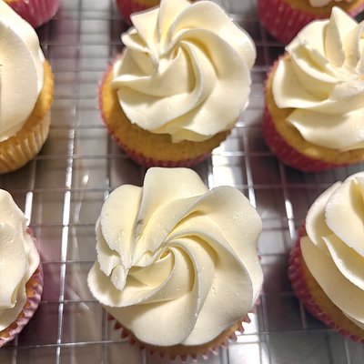 12 Vanilla Cupcakes