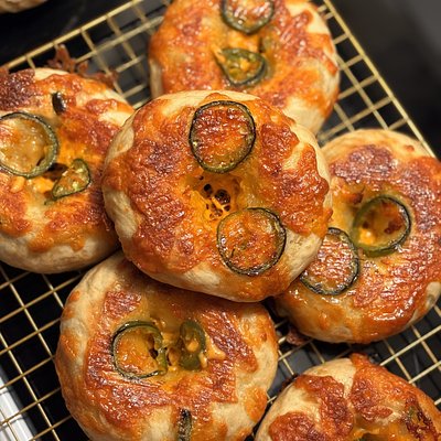 Sourdough Cheddar Jalapeño Bagel •6•